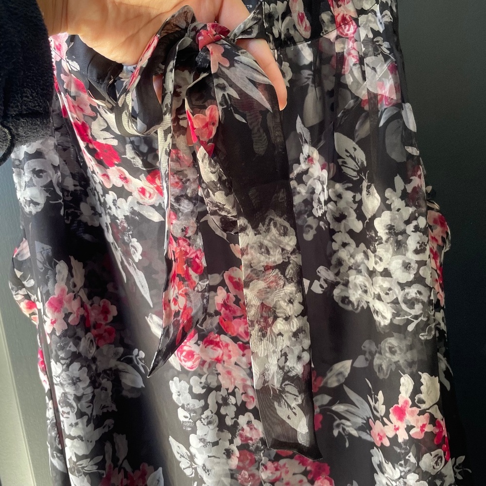 White House Black Market Floral Sleeveless Top Women’s | Size 6 - Picture 4 of 4